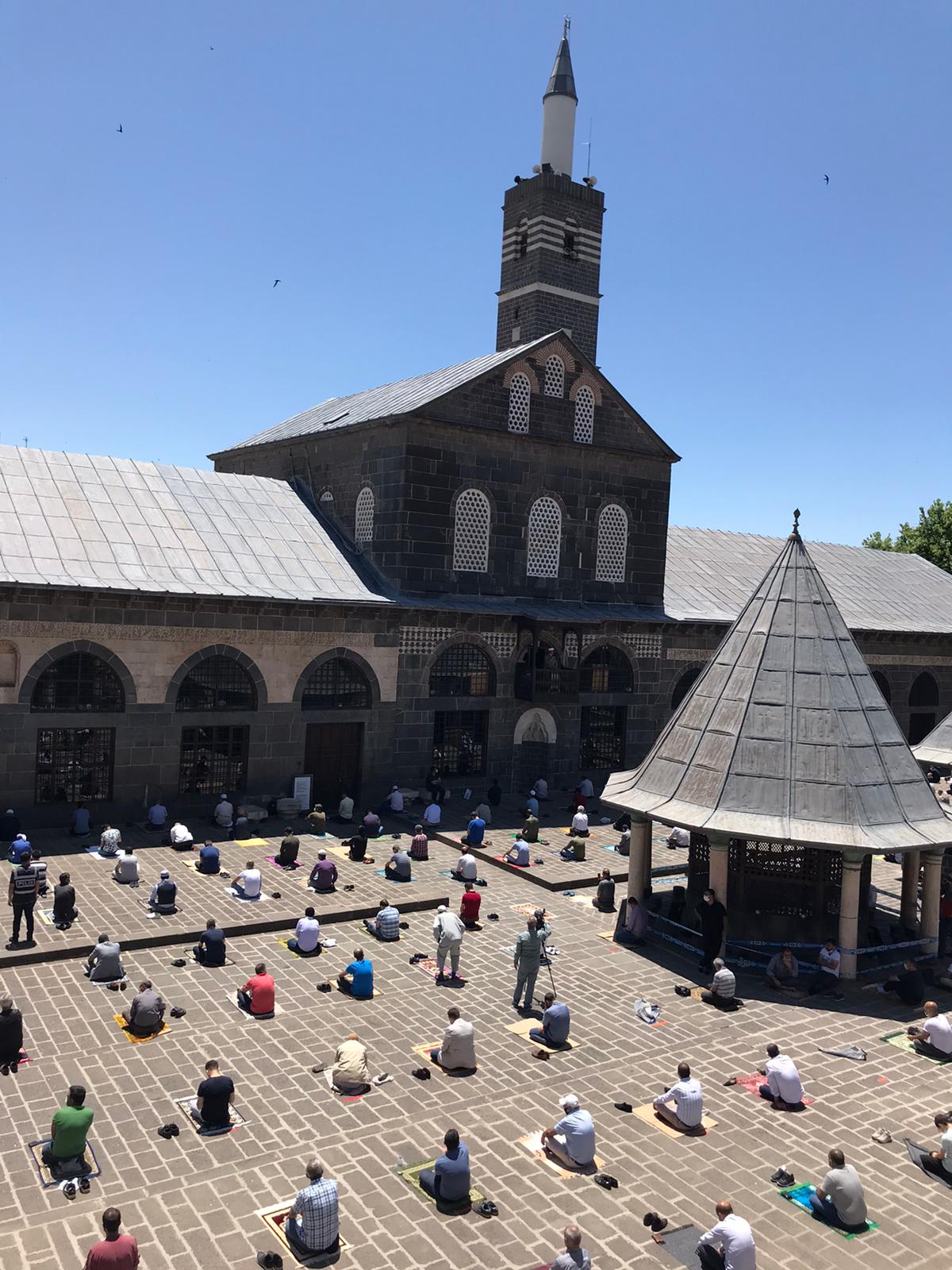 Foto: Diyarbakır’da salgın gölgesinde ilk cuma namazı